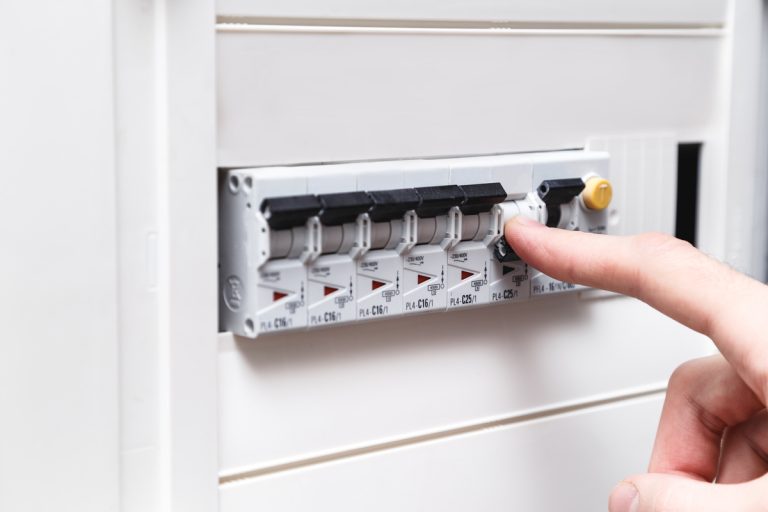 Ilustrație pentru Top 5 motive pentru care se arde o siguranță electrică și cum previi problema